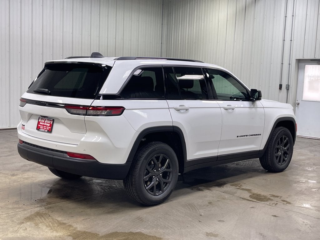 2027 Jeep Grand Cherokee Laredo Altitude