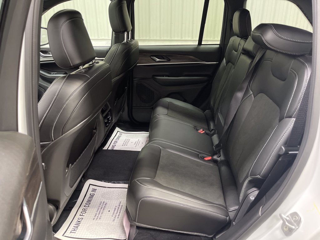 2027 Jeep Grand Cherokee Laredo Altitude