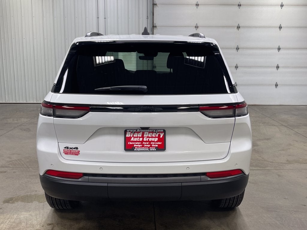 2027 Jeep Grand Cherokee Laredo Altitude