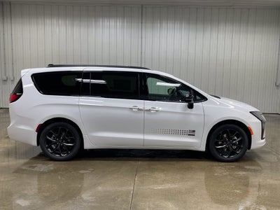 2027 Chrysler Pacifica Select