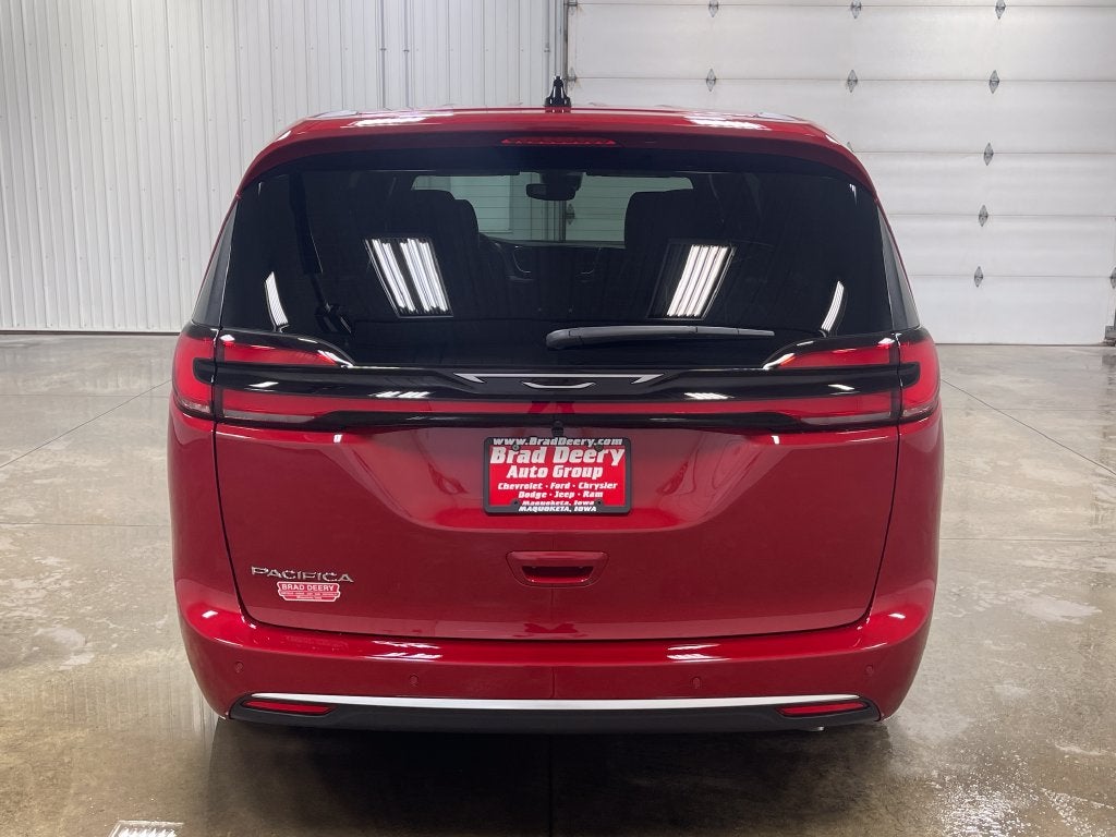 2027 Chrysler Pacifica Select