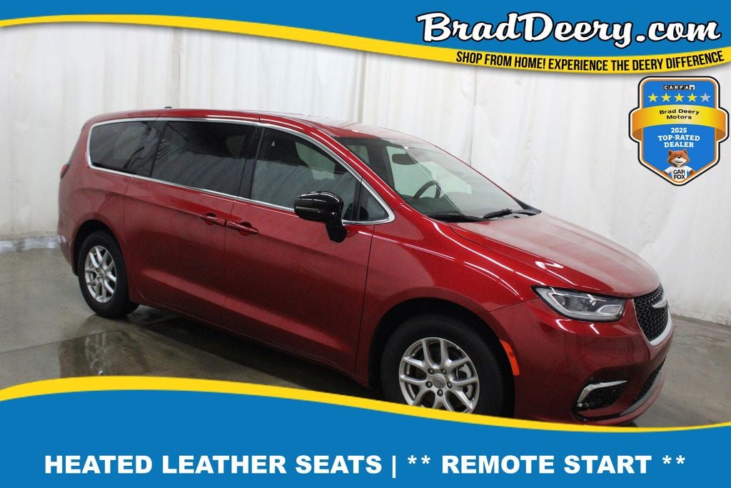 2025 Chrysler Pacifica Select's photo