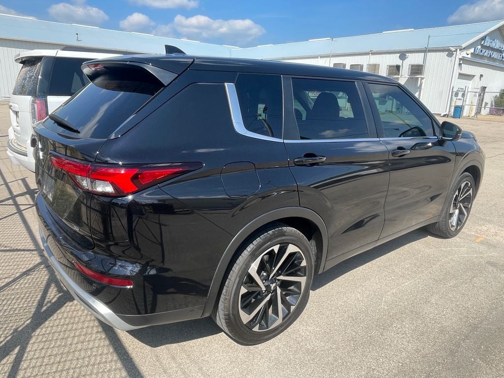 2022 Mitsubishi Outlander Base